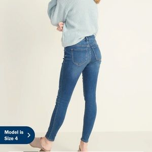 🤩OLD NAVY SUPER SKINNY LOW RISE SZ: 10 SHORT🤩